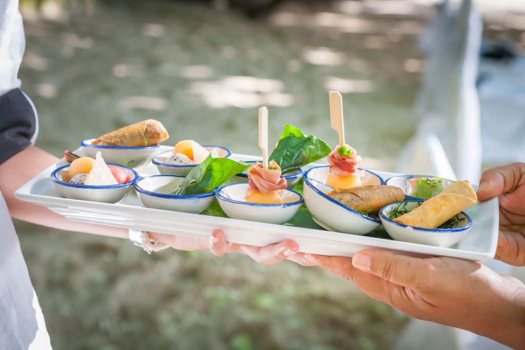 Bandejas de catering para eventos: cómo elegir el formato